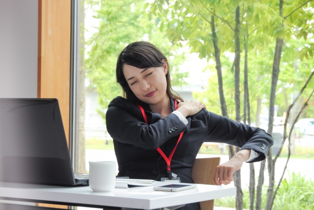 姿勢の悪さやストレスも五十肩の原因になります